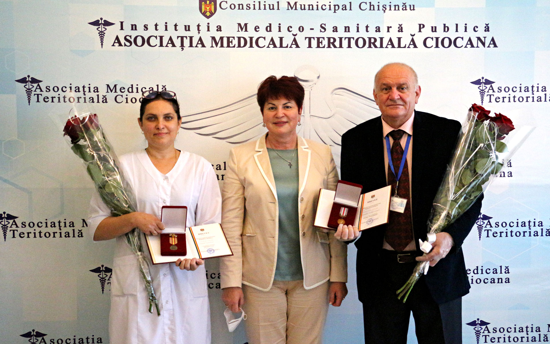 Pentru munca prodigioasă, rezultate remarcabile în activitatea medicală, efortul depus la straja sănătății populației sectorului Ciocana au fost conferite următoarele distincții de stat