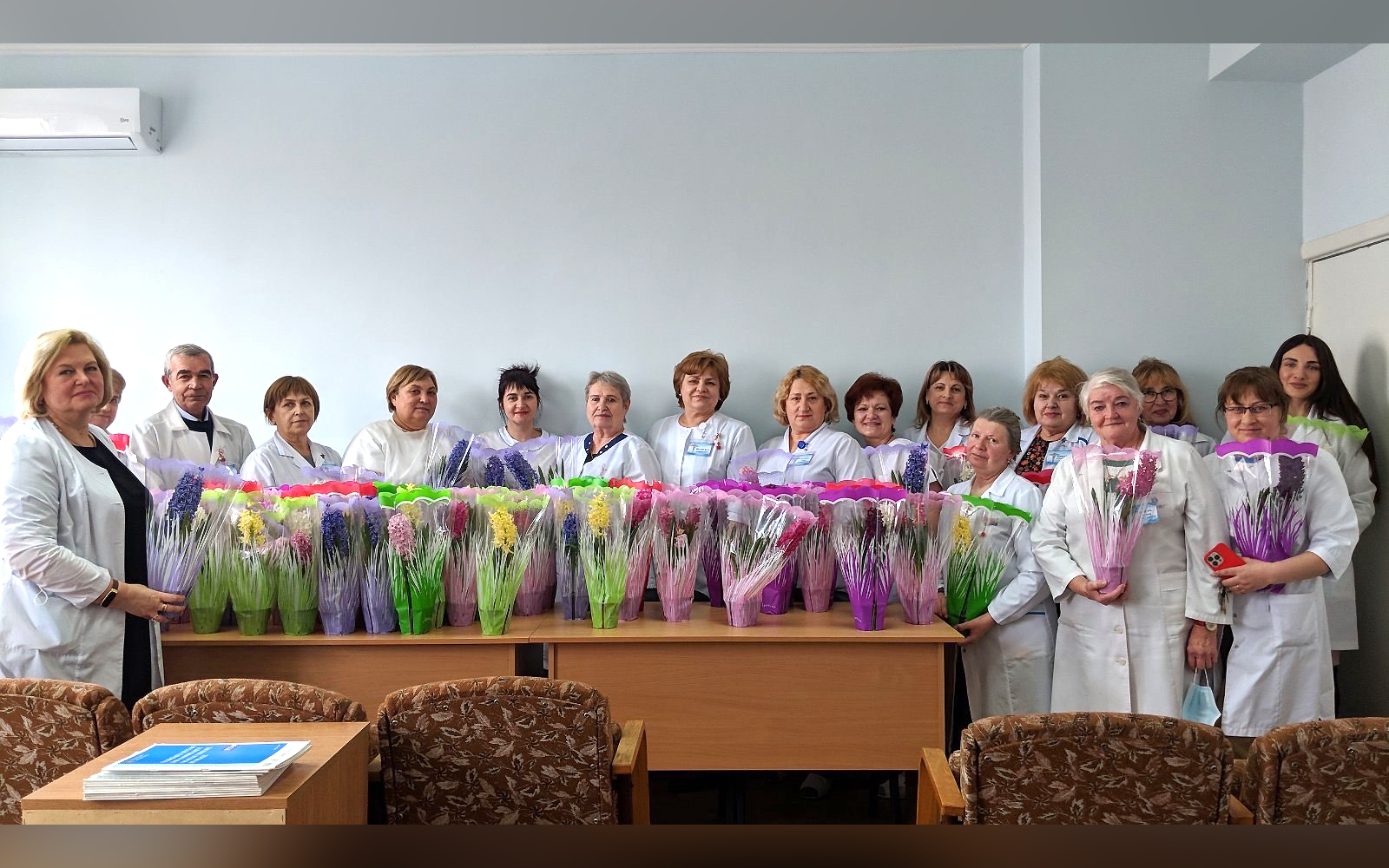  Cu prilejul de 8 martie 2023 - Comitetul Sindical a felicitat toate doamnele din cadrul IMSP AMT Ciocana