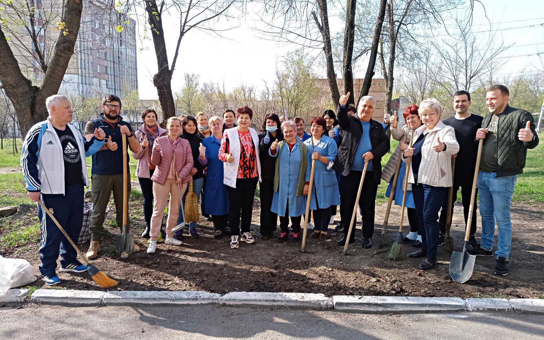 colaboratorii IMSP Asociația Medicală Teritorială Ciocana au participat activ la salubrizarea terenului din preajma instituţiilor subordonate în cadrul Campaniei 