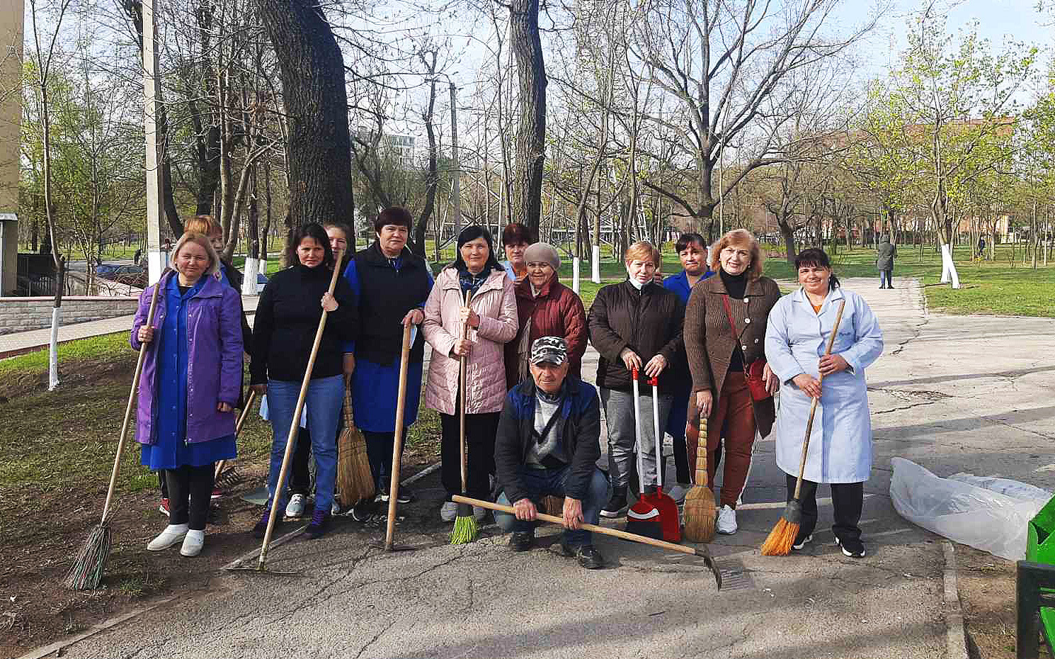colaboratorii IMSP Asociația Medicală Teritorială Ciocana au participat activ la salubrizarea terenului din preajma instituţiilor subordonate în cadrul Campaniei 