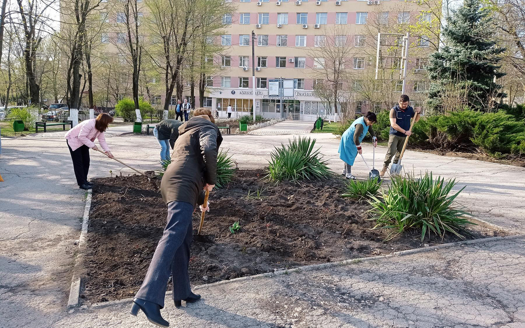 colaboratorii IMSP Asociația Medicală Teritorială Ciocana au participat activ la salubrizarea terenului din preajma instituţiilor subordonate în cadrul Campaniei 