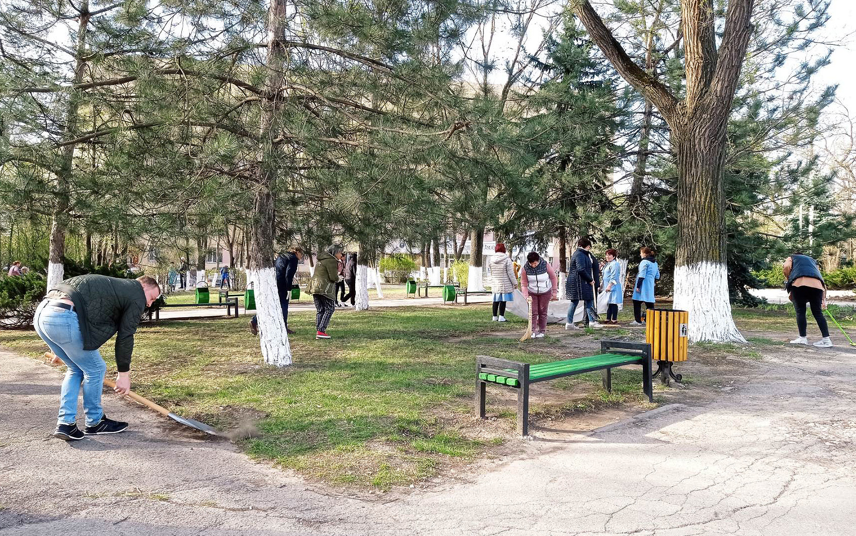 colaboratorii IMSP Asociația Medicală Teritorială Ciocana au participat activ la salubrizarea terenului din preajma instituţiilor subordonate în cadrul Campaniei 