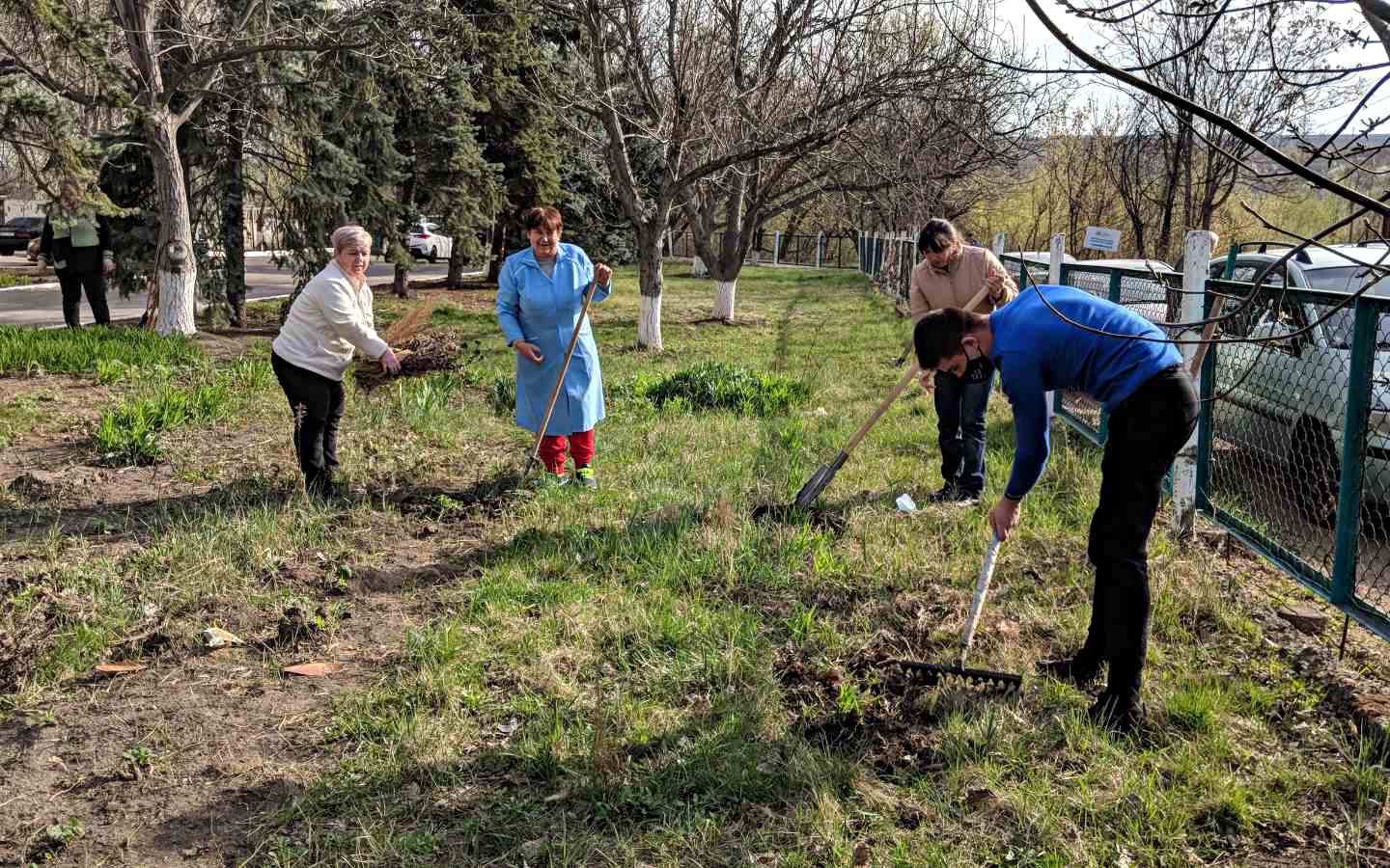 colaboratorii IMSP Asociația Medicală Teritorială Ciocana au participat activ la salubrizarea terenului din preajma instituţiilor subordonate în cadrul Campaniei 