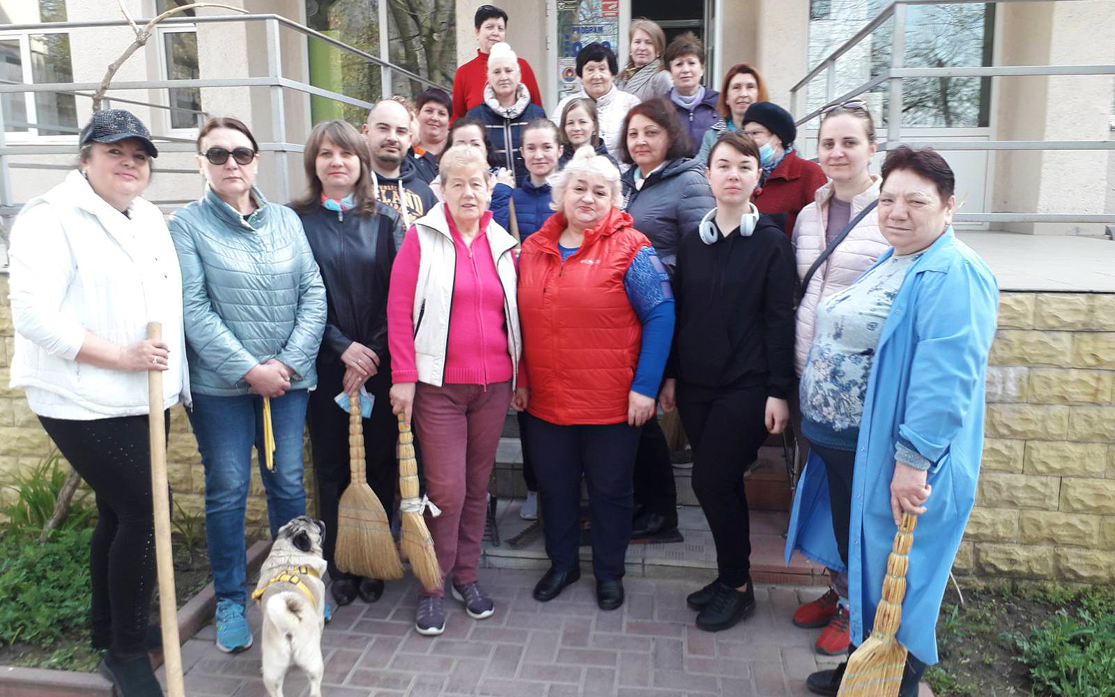 colaboratorii IMSP Asociația Medicală Teritorială Ciocana au participat activ la salubrizarea terenului din preajma instituţiilor subordonate în cadrul Campaniei 