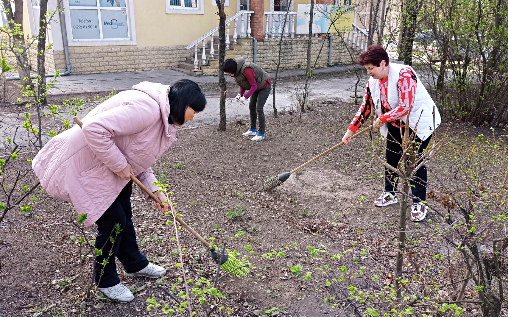 colaboratorii IMSP Asociația Medicală Teritorială Ciocana au participat activ la salubrizarea terenului din preajma instituţiilor subordonate în cadrul Campaniei 
