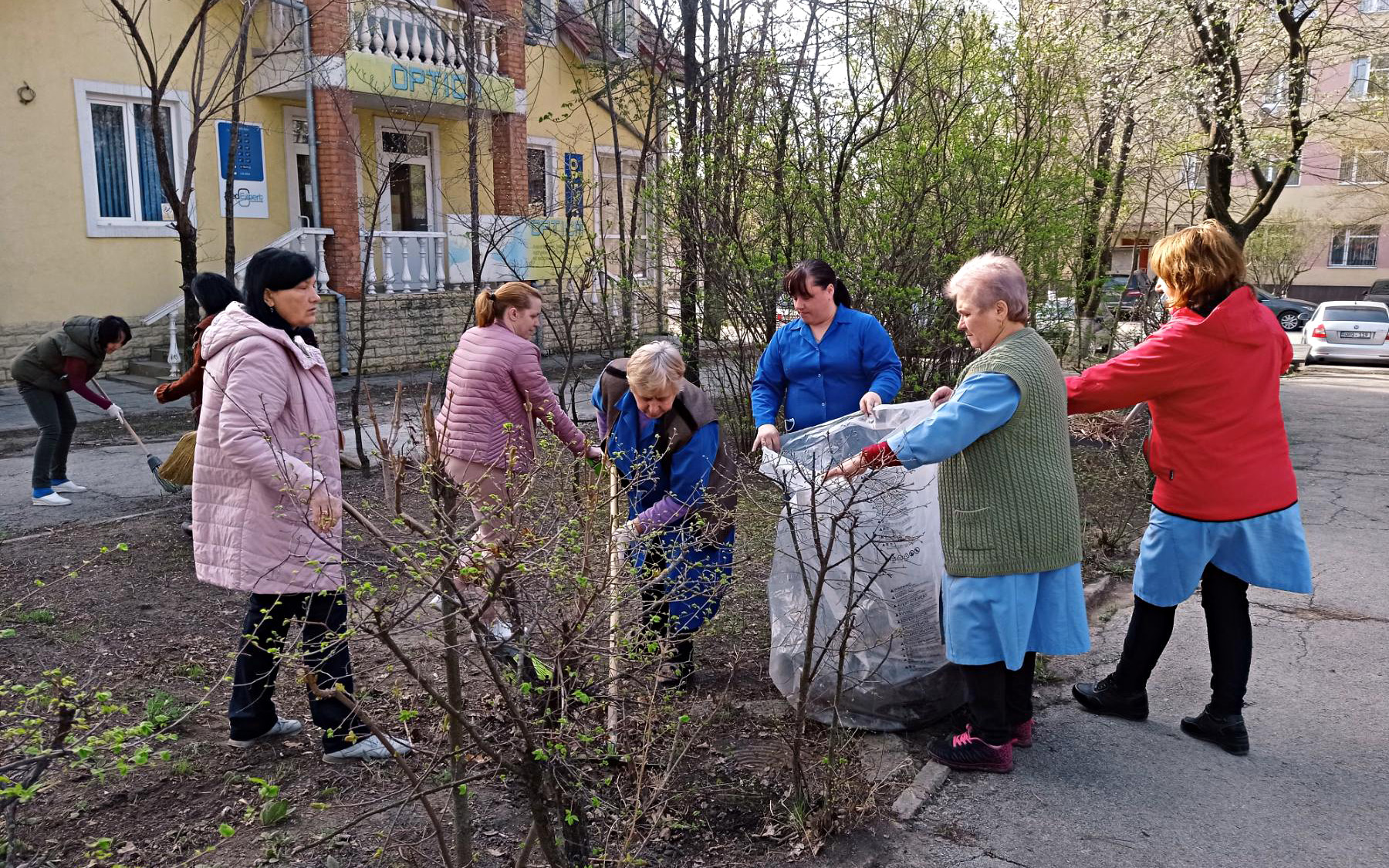 colaboratorii IMSP Asociația Medicală Teritorială Ciocana au participat activ la salubrizarea terenului din preajma instituţiilor subordonate în cadrul Campaniei 