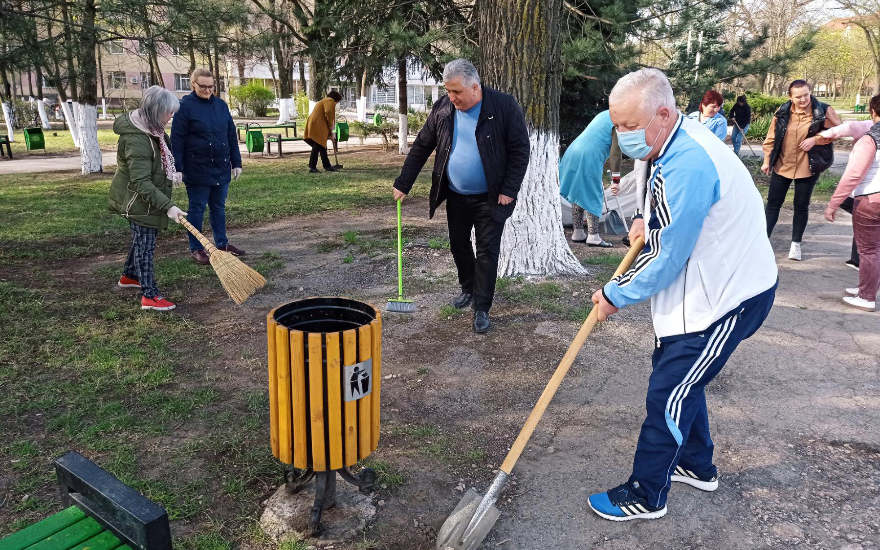 colaboratorii IMSP Asociația Medicală Teritorială Ciocana au participat activ la salubrizarea terenului din preajma instituţiilor subordonate în cadrul Campaniei 