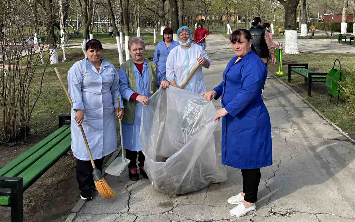 colaboratorii IMSP Asociația Medicală Teritorială Ciocana au participat activ la salubrizarea terenului din preajma instituţiilor subordonate în cadrul Campaniei 