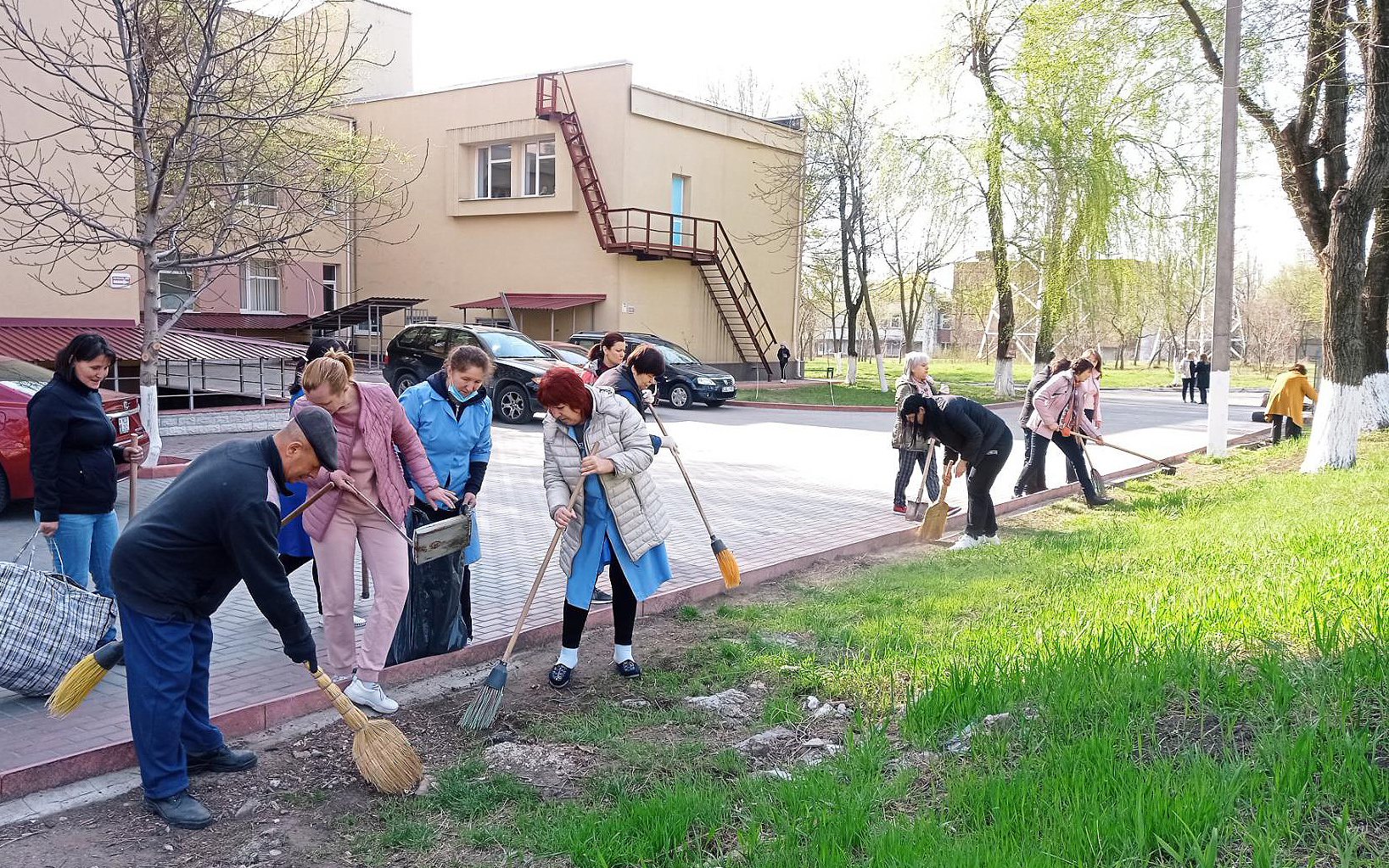 colaboratorii IMSP Asociația Medicală Teritorială Ciocana au participat activ la salubrizarea terenului din preajma instituţiilor subordonate în cadrul Campaniei 