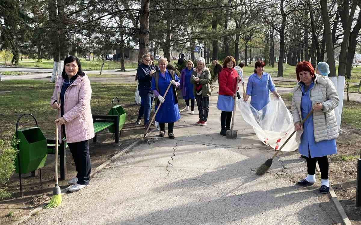 colaboratorii IMSP Asociația Medicală Teritorială Ciocana au participat activ la salubrizarea terenului din preajma instituţiilor subordonate în cadrul Campaniei 