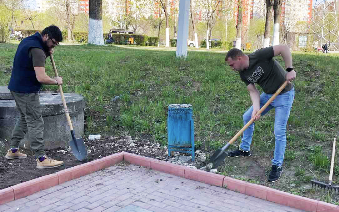 colaboratorii IMSP Asociația Medicală Teritorială Ciocana au participat activ la salubrizarea terenului din preajma instituţiilor subordonate în cadrul Campaniei 