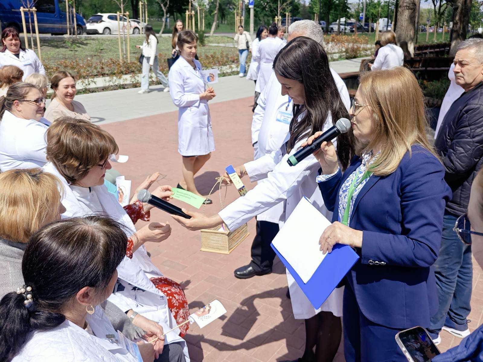 Activitate dedicată Zilei Internaționale a Familiei cu genericul Familia unită – sprijin, comunicare și încredere, desfășurată în Scuarul din fața IMSP AMT Ciocana