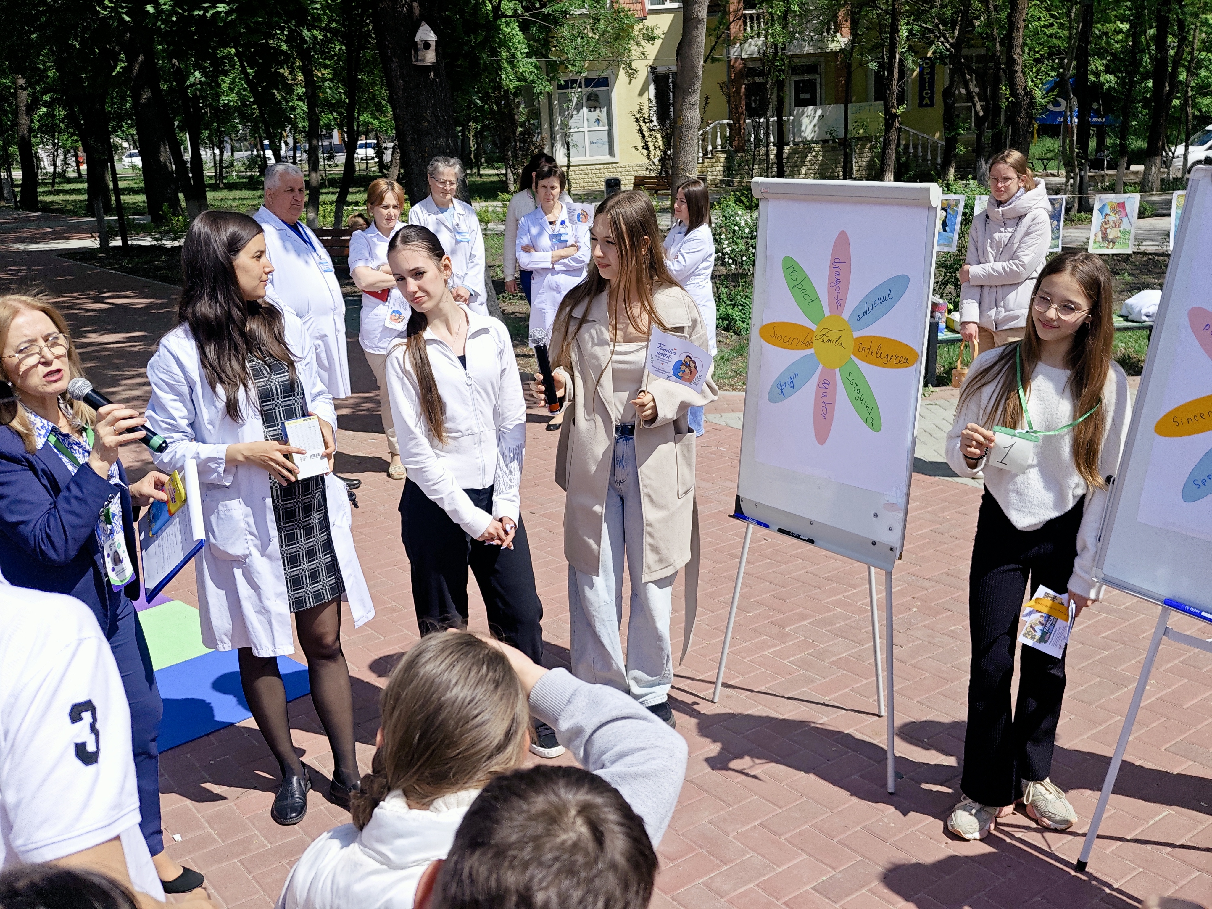 Activitate dedicată Zilei Internaționale a Familiei cu genericul Familia unită – sprijin, comunicare și încredere, desfășurată în Scuarul din fața IMSP AMT Ciocana