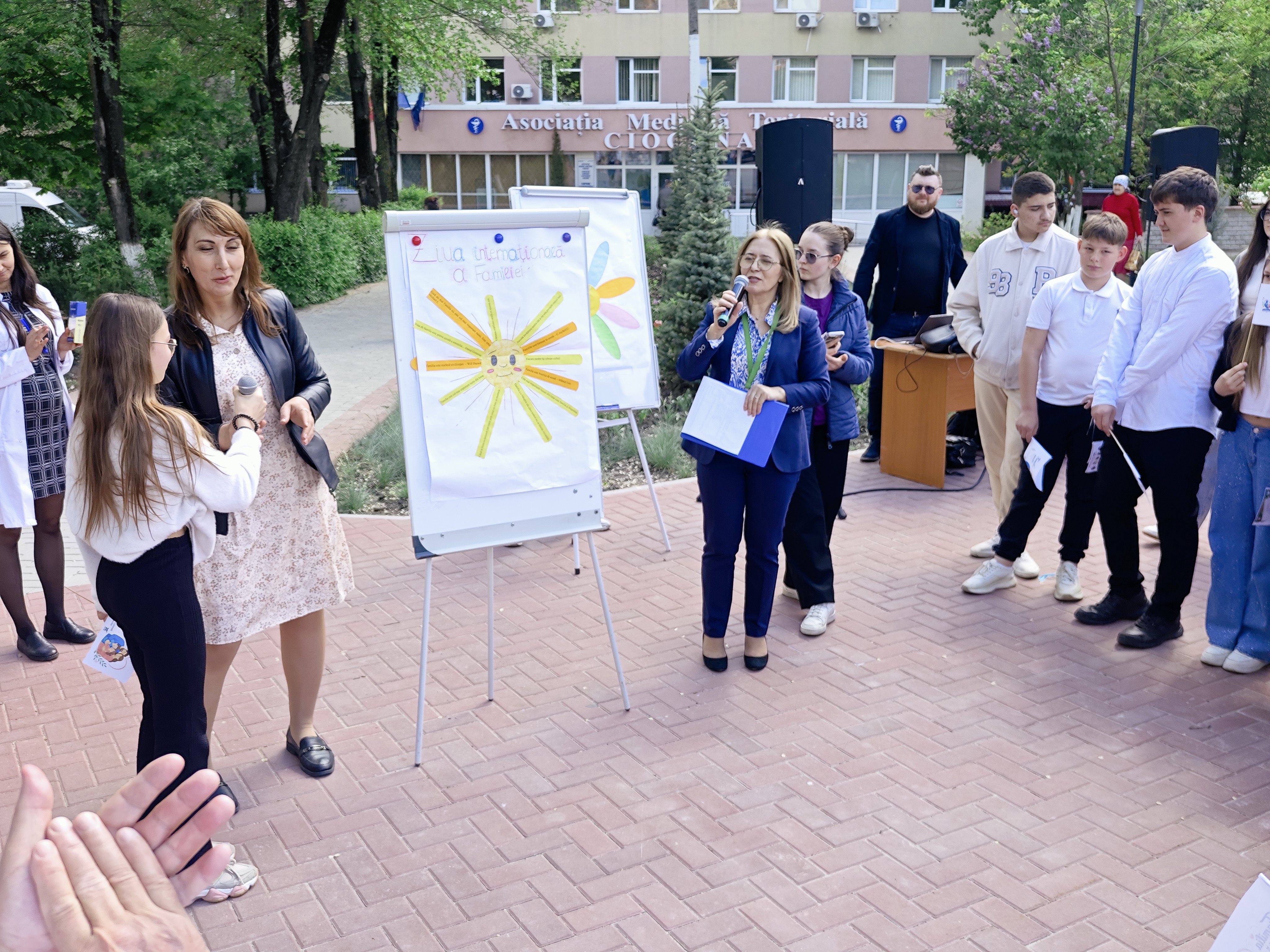 Activitate dedicată Zilei Internaționale a Familiei cu genericul Familia unită – sprijin, comunicare și încredere, desfășurată în Scuarul din fața IMSP AMT Ciocana