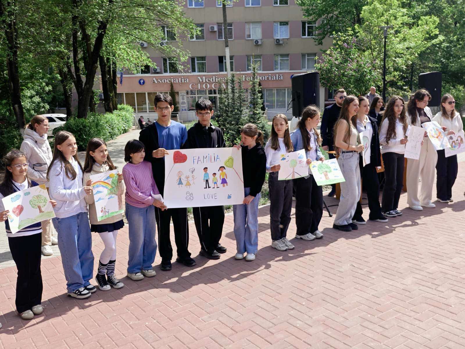 Activitate dedicată Zilei Internaționale a Familiei cu genericul Familia unită – sprijin, comunicare și încredere, desfășurată în Scuarul din fața IMSP AMT Ciocana