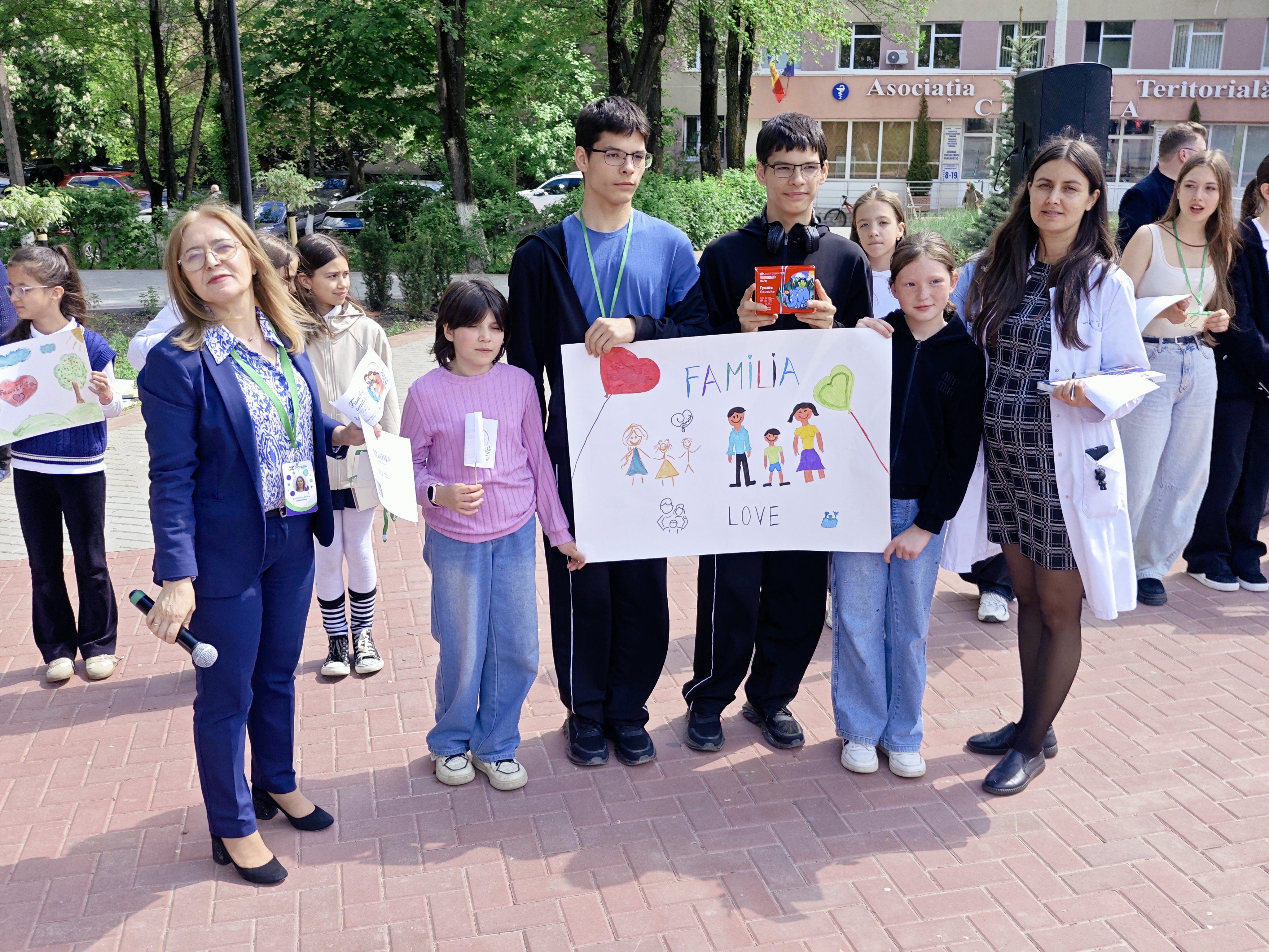 Activitate dedicată Zilei Internaționale a Familiei cu genericul Familia unită – sprijin, comunicare și încredere, desfășurată în Scuarul din fața IMSP AMT Ciocana