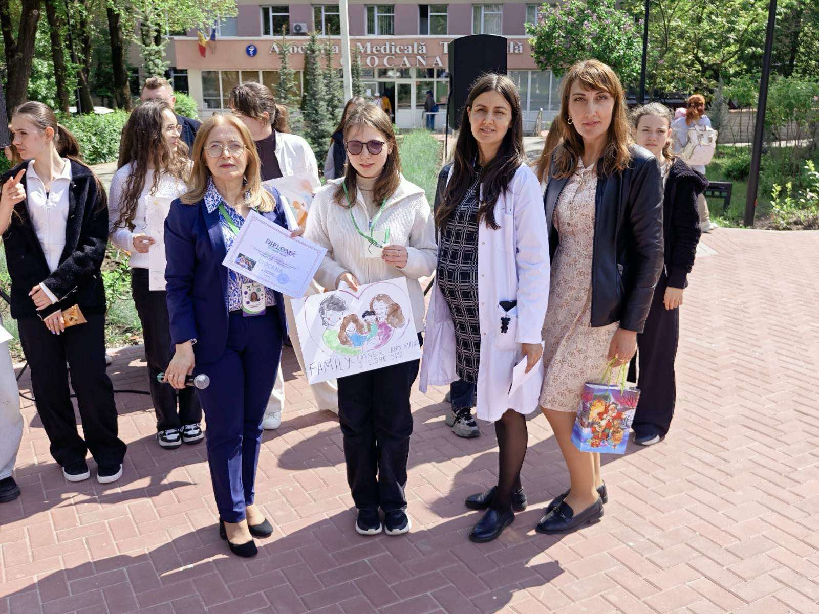 Activitate dedicată Zilei Internaționale a Familiei cu genericul Familia unită – sprijin, comunicare și încredere, desfășurată în Scuarul din fața IMSP AMT Ciocana
