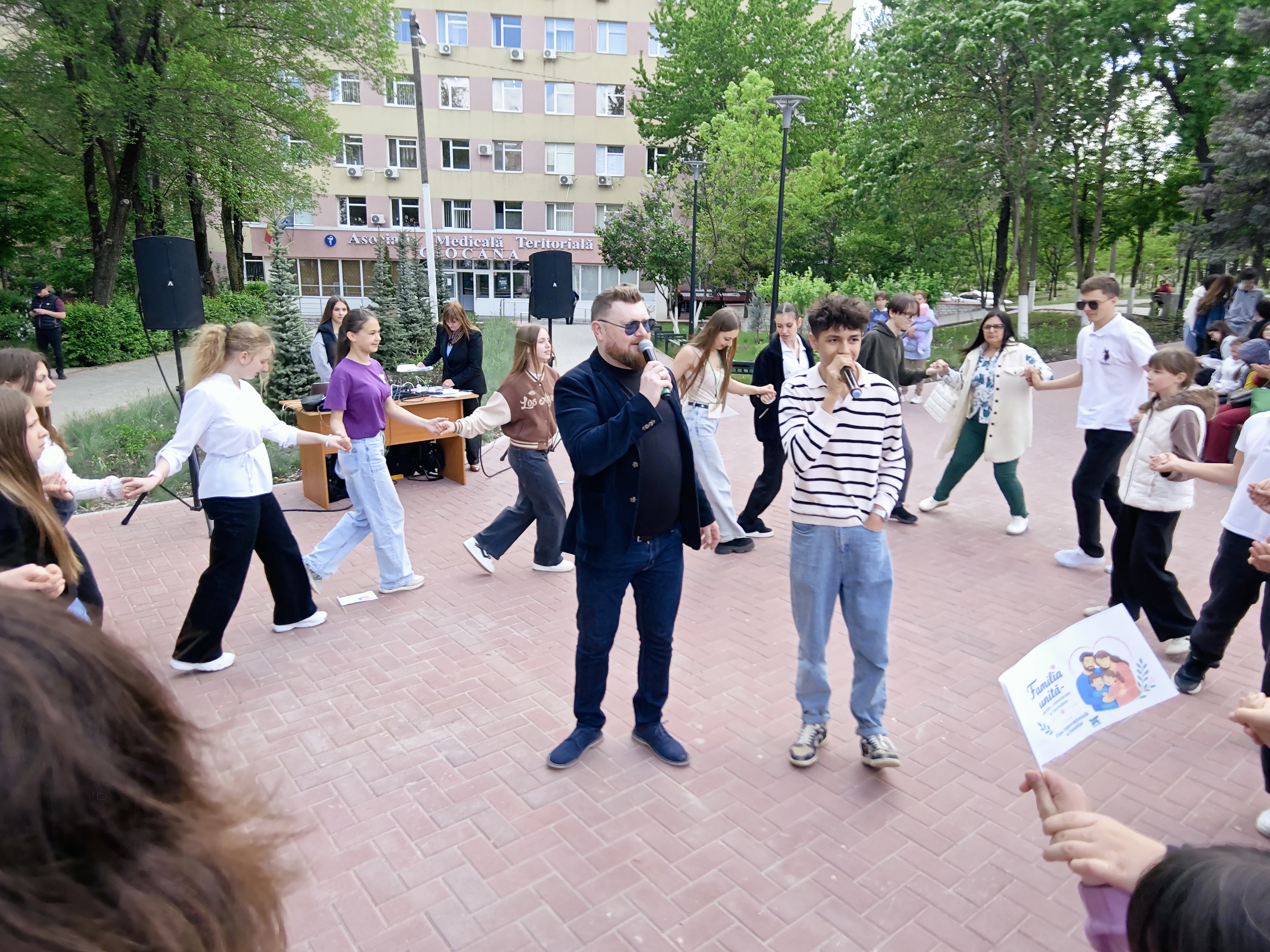 Activitate dedicată Zilei Internaționale a Familiei cu genericul Familia unită – sprijin, comunicare și încredere, desfășurată în Scuarul din fața IMSP AMT Ciocana