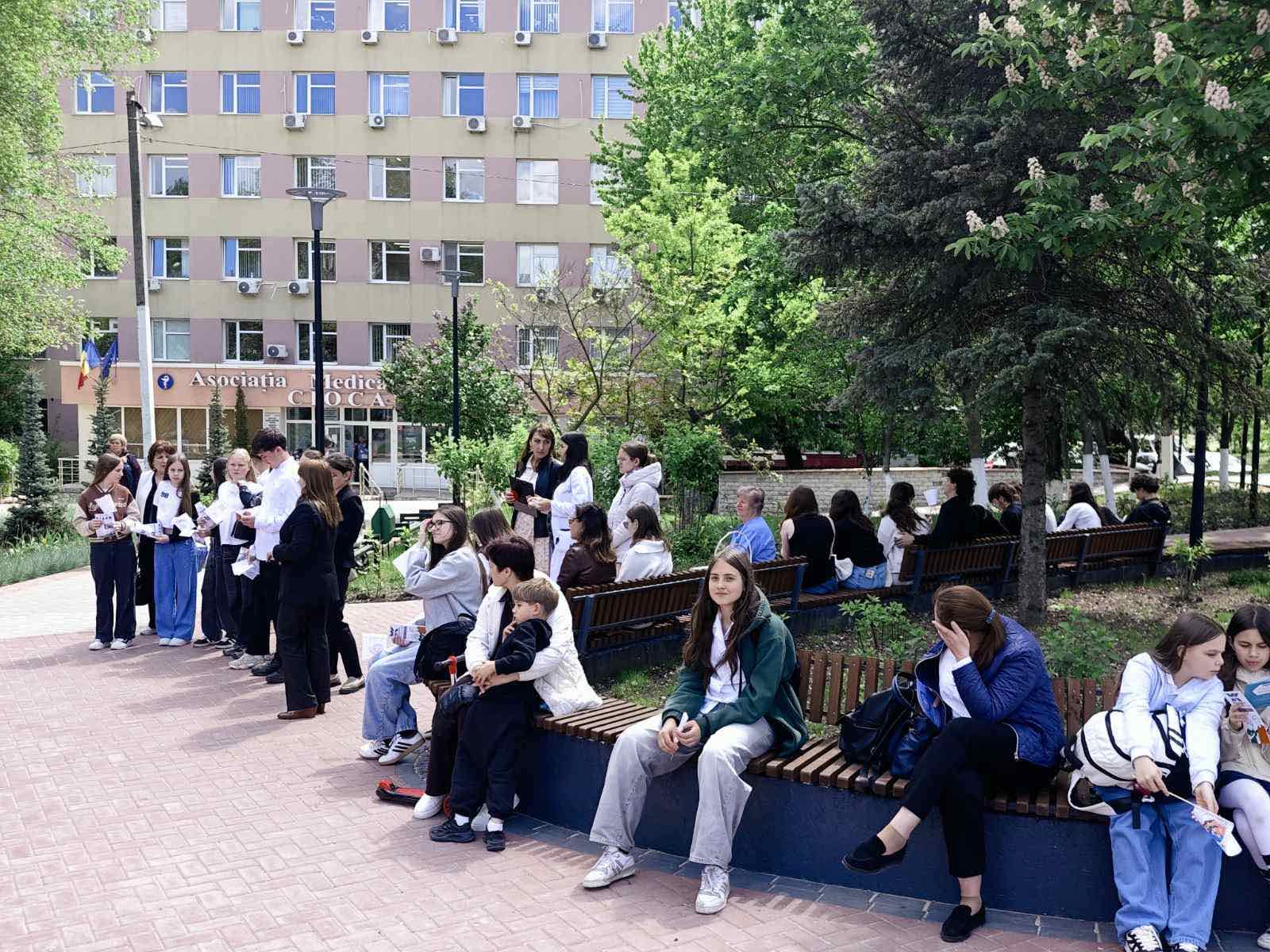 Activitate dedicată Zilei Internaționale a Familiei cu genericul Familia unită – sprijin, comunicare și încredere, desfășurată în Scuarul din fața IMSP AMT Ciocana
