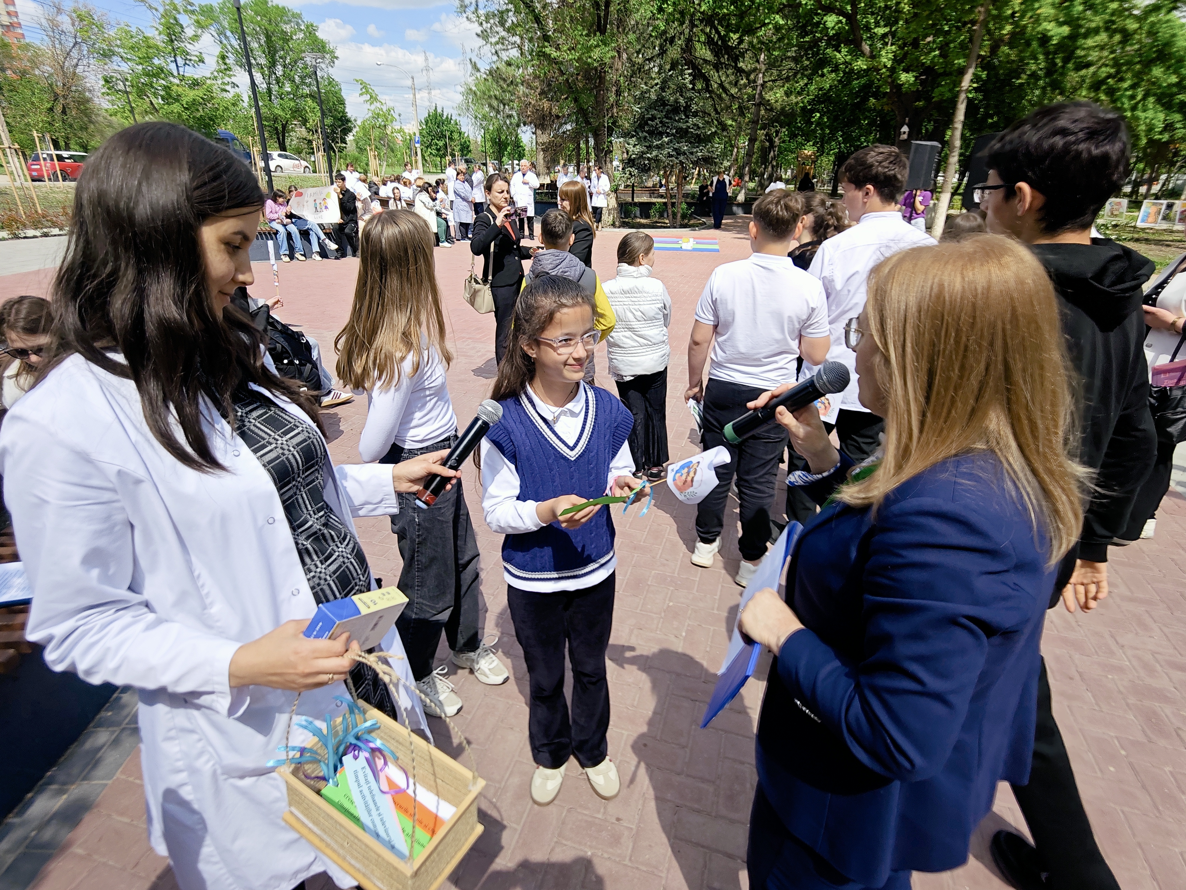 Activitate dedicată Zilei Internaționale a Familiei cu genericul Familia unită – sprijin, comunicare și încredere, desfășurată în Scuarul din fața IMSP AMT Ciocana