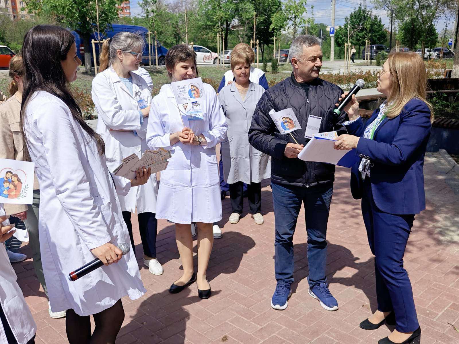 Activitate dedicată Zilei Internaționale a Familiei cu genericul Familia unită – sprijin, comunicare și încredere, desfășurată în Scuarul din fața IMSP AMT Ciocana