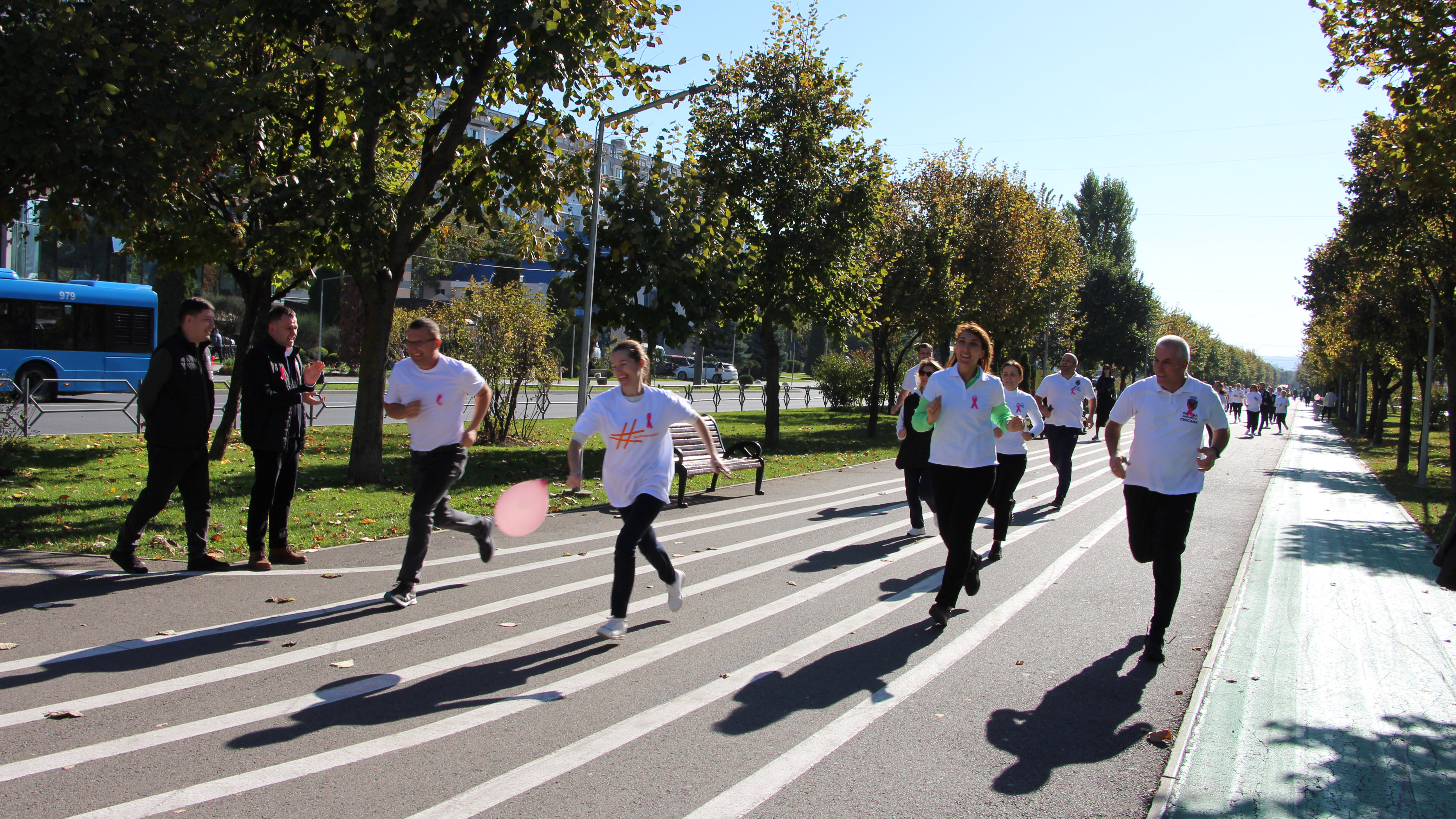 maratonul organizat pe aleea Mircea cel Batrân, în contextul campaniei mondiale „Octombrie Roz” de conștientizare și prevenție a cancerului mamar