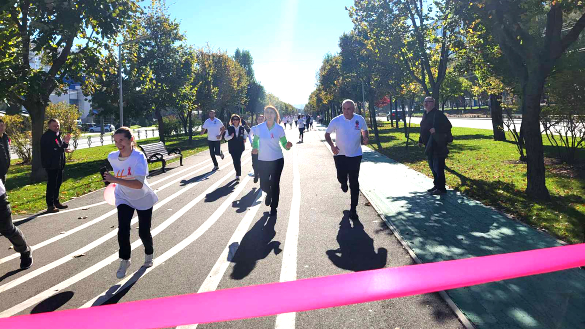 maratonul organizat pe aleea Mircea cel Batrân, în contextul campaniei mondiale „Octombrie Roz” de conștientizare și prevenție a cancerului mamar